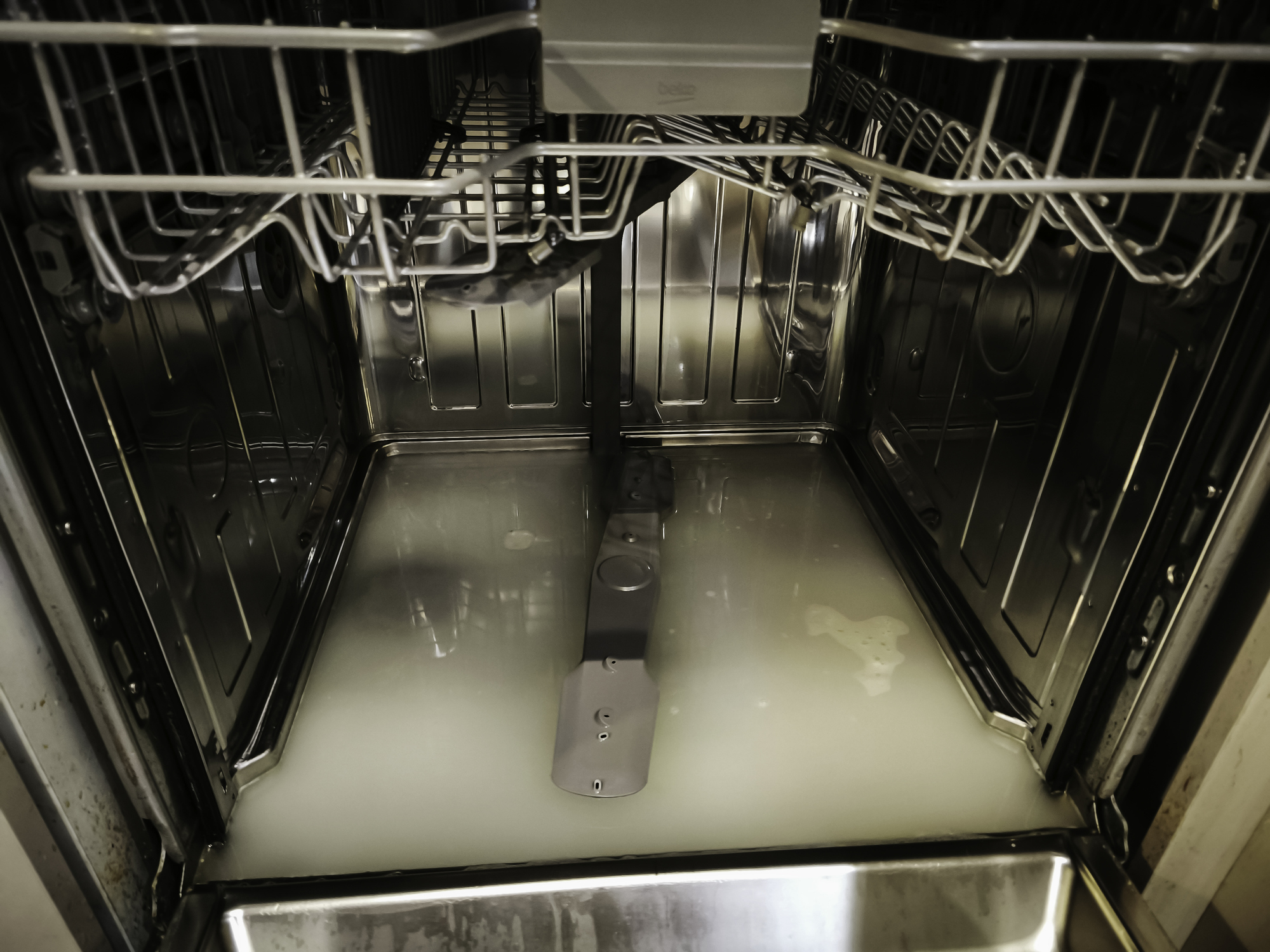 گرفتگی ماشین ظرفشویی با جمع شدن آب در قسمت پایین